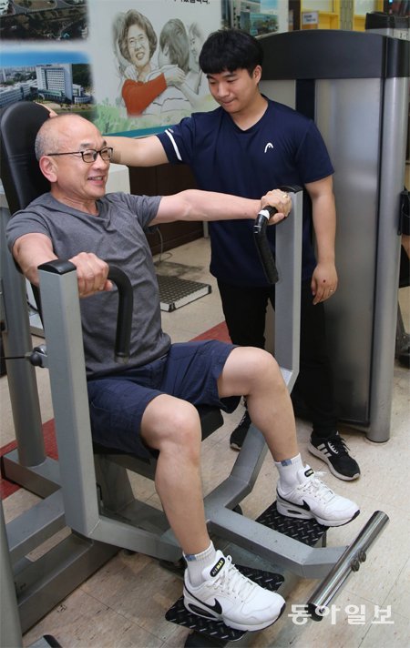 10일 인천 가천 스포츠클럽 헬스장에서 60대 중반의 회원이 생활체육지도사 이철진 씨의 코칭을 받으며 운동하고 있다. 이 씨는 가천대 운동재활복지학과 재학생이지만 클럽 내 지도자로도 활동하고 있다. 현재 전국에서 42개의 스포츠클럽이 운영되고 있다. 인천=안철민 기자 acm08@donga.com