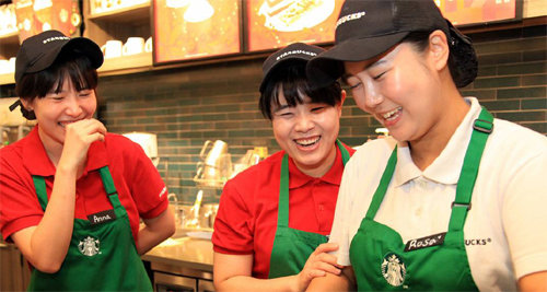 ‘리턴맘’ 제도를 통해 스타벅스에 재입사한 한 여성 근로자(오른쪽)가 커피를 만들고 있는 모습. 고용노동부 제공