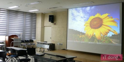 어느 정도 밝은 실내에서도 무리없이 프레젠테이션이 가능(출처=IT동아)