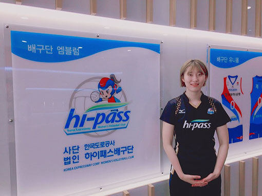 여자프로배구 프리에이전트(FA) 최대어로 손꼽혔던 박정아(24)는 도로공사 유니폼을 선택했다. 새 유니폼을 보며 “별이 하나도 없다”는 말로 팀의 창단 첫 챔피언결정전 우승을 다짐했다. 사진제공 ｜ 도로공사배구단