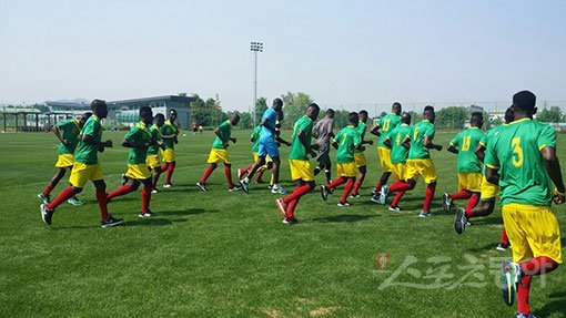 기니 U-20 대표팀 선수들이 17일 전주시 외곽의 U-20월드컵훈련장에서 가벼운 러닝으로 몸을 풀고 있다.  전주 | 남장현 기자 yoshike3@donga.com