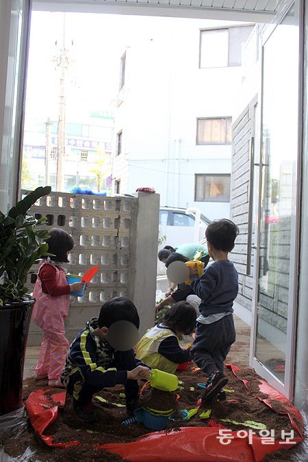 미등록 이주아동을 돌보는 경기 군포시 '아시아의 창' 어린이집에서 아동들이 흙놀이를 하고 있다. 이 어린이집은 이주아동의 보육권 신장에 힘쓰고 
있다. (편집자주-기사에 등장한 아동들은 이 어린이집과 무관함을 알려드립니다.) 군포=조은아 기자 achim@donga.com