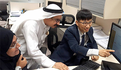 특허청에서 파견된 김용웅 과장(오른쪽)이 특허청 두바이 사무소에서 아랍에미리트 경제부 특허국 직원들에게 한국형 특허행정시스템을 설명하고 있다. 특허청 제공