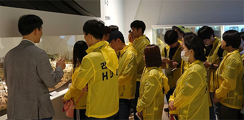 북한인권청년단체 나우(NAUH) 소속 탈북대학생들이 18일 서울 종로구 대한민국역사박물관에서 국방부 유해발굴감식단의 기획전인 ‘67년 만의 귀향’을 관람하고 있다. 나우 제공