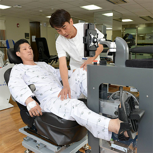 서울 세브란스병원 심장웰니스센터에 설치된 ‘스마트 리컴번트 자전거’를 이용해 물리치료사가 심폐질환자의 재활을 돕고 있다. 세브란스병원 제공