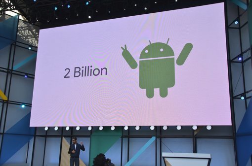 <전 세계에 깔린 안드로이드 기기가 20억 대를 돌파했다고 합니다. 안드로이드 로봇이 2와 승리를 상징하는 V자 손 모양을 하고 있는 것이 인상적이네요.>(출처=IT동아)
