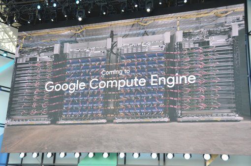 <구글의 강력한 인공지능 뒤에는 인공지능을 위한 하드웨어 TPU가 있습니다. 개발자들은 구글 컴퓨트 엔진(구글의 클라우드 서비스)에서 TPU를 직접 이용해볼 수 있습니다.>(출처=IT동아)