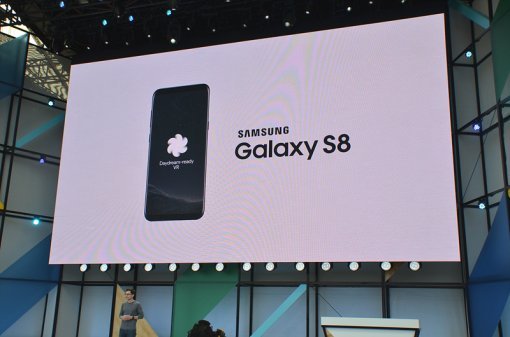 <올해 여름 갤럭시S8과 갤럭시S8 플러스에서 구글 데이드림을 경험할 수 있게 됩니다.>(출처=IT동아)
