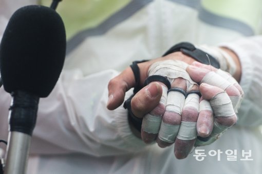 암벽 여제의 손‘클라이밍 여제’ 김자인이 20일 국내 최고층 건물인 서울 잠실 롯데월드타워(123층, 555m)를 맨손으로 오르는 데 성공해 인터뷰 하고 있다.  양회성 기자 yohan@donga.com