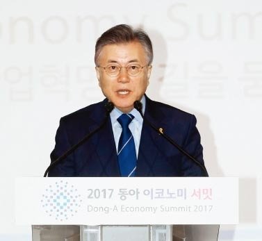 4월 12일 ‘2017 동아 이코노미 서밋’에서 4차 산업혁명 비전을 밝히고 있는 문재인 대통령(당시 대선후보). [동아 DB]