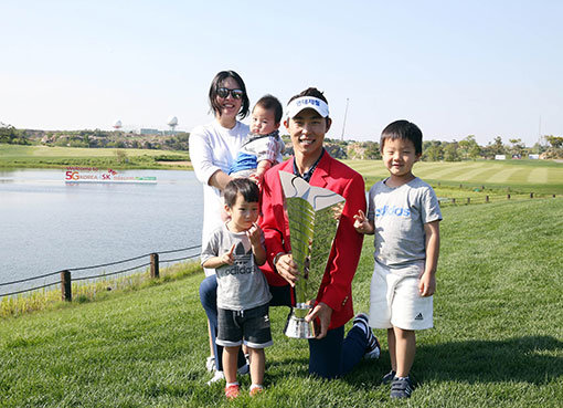 최진호가 21일 인천 영종도 스카이72골프장에서 열린 KPGA 코리안투어 SK텔레콤오픈에서 우승한 뒤 부인, 세 아들들과 함께 트로피를 들고 밝게 웃고 있다. 사진제공 ｜ KPGA