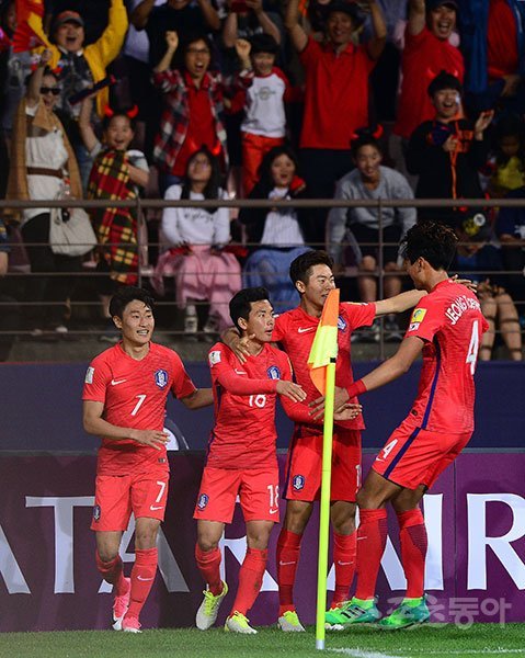 20일 전주월드컵경기장에서 FIFA U-20 월드컵 코리아 2017 조별리그 A조 대한민국과 기니의 공식 개막전이 열렸다. 후반 대한민국 임민혁(왼쪽 두 번째)이 추가골을 성공시킨 후 동료들과 기쁨을 나누고 있다. 전주 | 김진환 기자 kwangshin00@donga.com