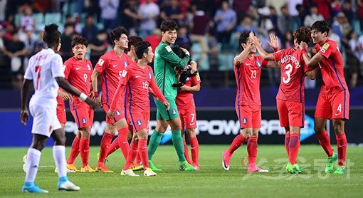 20일 전주월드컵경기장에서 열린 FIFA U-20 월드컵 코리아 2017 조별리그 A조 대한민국과 기니의 공식 개막전에서 대한민국이 3-0 승리를 거뒀다. 경기 후 대한민국 대표팀 선수들이 기쁨을 나누고 있다. 전주 | 김진환 기자 kwangshin00@donga.com