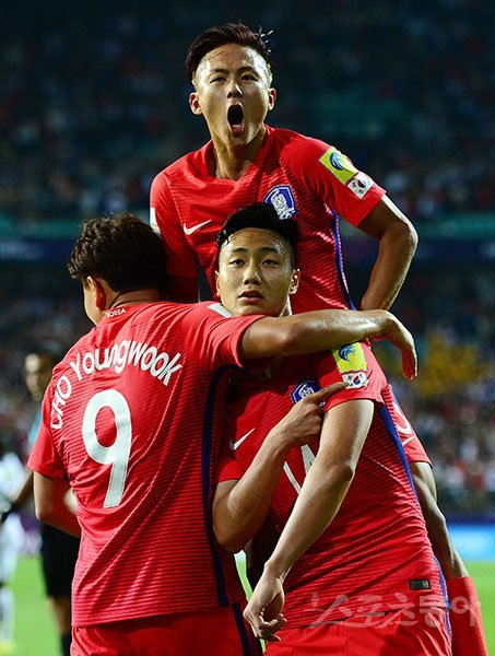 한국 백승호(오른쪽)가 20일 전주월드컵경기장에서 벌어진 ‘국제축구연맹(FIFA) 20세 이하(U-20) 월드컵 코리아 2017’ 조별리그 A조 기니와의 1차전에서 팀의 3번째 골을 터트린 뒤 이승우(위), 조영욱과 함께 기쁨을 나누고 있다. 전주 ｜ 김진환 기자 kwangshin00@donga.com