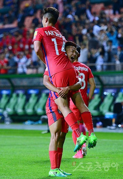 20일 전주월드컵경기장에서 FIFA U-20 월드컵 코리아 2017 조별리그 A조 대한민국과 기니의 공식 개막전이 열렸다. 후반 대한민국 이승우가 팀의 세 번째 골을 성공시킨 백승호(왼쪽)을 들고 기뻐하고 있다. 전주 | 김진환 기자 kwangshin00@donga.com