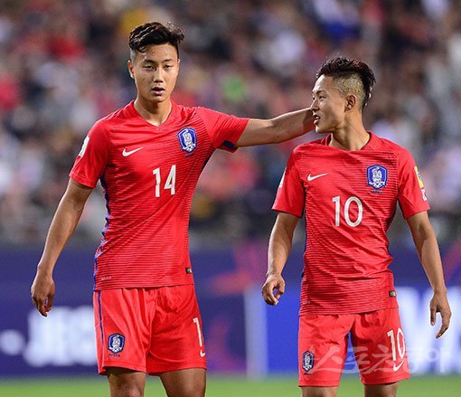 20일 전주월드컵경기장에서 FIFA U-20 월드컵 코리아 2017 조별리그 A조 대한민국과 기니의 공식 개막전이 열렸다. 후반 대한민국 백승호와 이승우(오른쪽)가 대화를 나누고 있다. 전주 | 김진환 기자 kwangshin00@donga.com