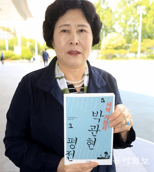 5·18민주화운동 37주년에 맞춰 광주를 찾은 유봉순 씨가 고 박관현 열사에 대해 설명하고 있다. 박영철 기자 skyblue@donga.com