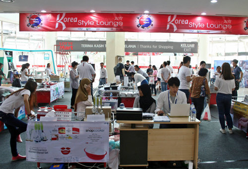 18일 오전 인도네시아 자카르타 롯데마트 클라파가딩점에서 인도네시아 고객들이 한국 창업가들의 제품을 살펴보고 있다. 개인용 공기청정기, 손톱광택기, 오토바이 헬멧용 비상등 등 현지 맞춤형 제품들이 인기를 끌었다. 롯데마트 제공