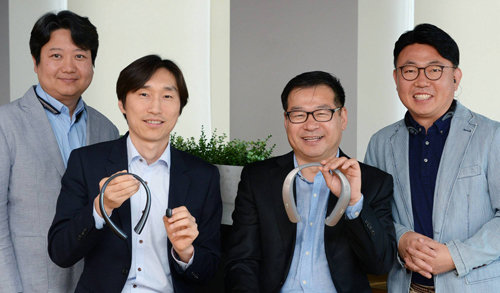 17일 서울 영등포구 LG트윈타워에서 만난 LG전자 무선 헤드셋 ‘톤플러스’ 개발, 특허 팀원들이 기기를 들고 포즈를 취하고 
있다. 왼쪽부터 홍성욱 IPD 상품기획팀장, 남경수 개발팀 책임연구원, 이기연 사업운영팀 부장, 소종호 LG전자 특허센터 부장. 
LG전자 제공