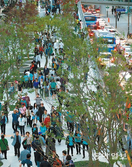 서울의 새 명물 20일 서울 중구 보행전용로 ‘서울로 7017’을 찾은 시민들이 보행로를 걸으며 이색 풍경을 즐기고 있다. 서울로 7017은 옛 서울역 고가도로를 공중보행로로 바꾼 것이다. 양회성 기자 yohan@donga.com