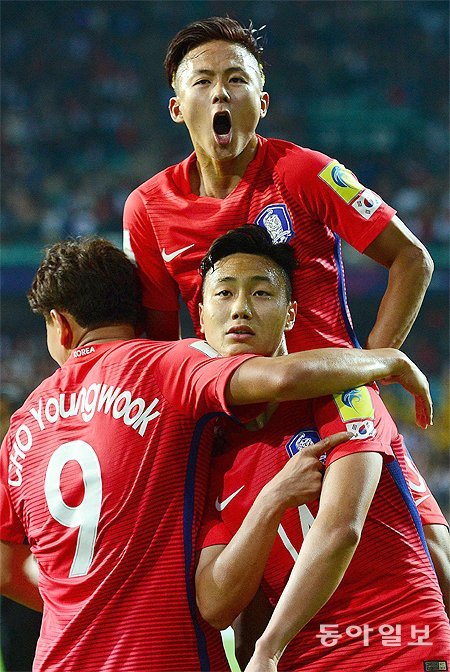 한국의 백승호(아래 오른쪽)가 20일 전주월드컵경기장에서 열린 국제축구연맹(FIFA) 20세 이하 월드컵 조별리그 1차전 기니와의 경기에서 후반 36분 3-0을 만드는 쐐기골을 넣은 뒤 이승우(위)와 조영욱의 축하를 받으며 유니폼의 태극기를 손가락으로 가리키는 세리머니를 하고 있다. 백승호는 “‘(세계 축구 팬을 향해) 여기는 대한민국이다’고 알리는 것”이라고 태극기 세리머니의 의미를 설명했다. 전주=김진환 스포츠동아 기자 kwangshin00@donga.com