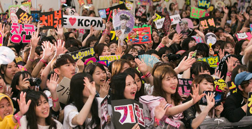 20일 일본 지바에서 열린 ‘케이콘(KCON) 2017 저팬’ 콘서트에 참석한 팬들이 한류 스타의 이름과 사진을 든 채 환호하고 있다. CJ E&M 제공