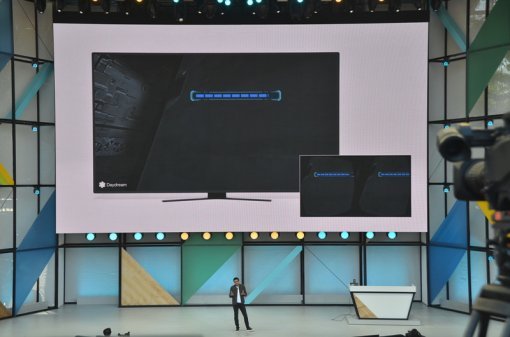 <크롬캐스트를 활용해 TV나 모니터에 사용자가 보고 있는 가상현실 콘텐츠를 공유할 수 있습니다>(출처=IT동아)