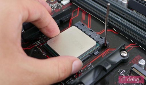 AMD 라이젠 5를 메인보드 소켓에 탑재하는 모습(출처=IT동아)