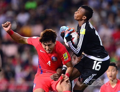 20일 전주월드컵경기장에서 FIFA U-20 월드컵 코리아 2017 조별리그 A조 대한민국과 기니의 공식 개막전이 열렸다. 전반 대한민국 정태욱이 코너킥 상황에서 헤딩슛을 하기 위해 점프했지만 기니 골키퍼 카마라의 선방에 막히고 있다. 전주 | 김진환 기자 kwangshin00@donga.com