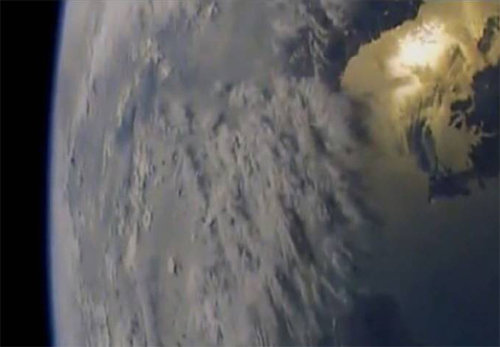 북극성-2가 찍은 지구 모습 북한이 22일 시험발사한 ‘북극성-2형’(KN-15) 중거리전략탄도탄에 장착된 카메라로 촬영했다고 주장하는 지구 영상. 조선중앙TV 캡처
