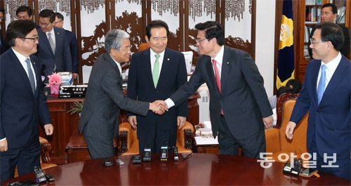 4당 원내대표 만난 정세균 의장 정세균 국회의장과 원내 교섭단체 4당 원내대표들이 22일 국회에서 6월
 임시국회 운영 등 현안을 논의하기에 앞서 인사를 나누고 있다. 왼쪽부터 더불어민주당 우원식, 국민의당 김동철 원내대표, 정 
의장, 자유한국당 정우택, 바른정당 주호영 원내대표. 김재명 기자 base@donga.com