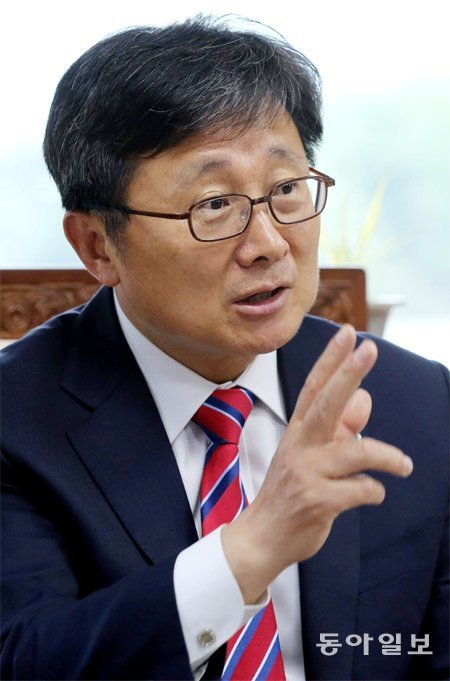 부산대 전호환 총장은 ‘소통의 달인’으로 불린다. 그의 어깨에는 부산대를 글로벌 명문으로 키워야 하는 숙명이 올려져 있다. 부산대의 발전은 곧 부산시의 발전과 맥이 닿아 있기도 하다. 박경모 전문기자 momo@donga.com