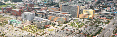 경암 송금조 선생의 기부로 마련된 부산대 양산캠퍼스. 경남 양산 신도시에 위치한 110만 ㎡(33만 평) 규모의 양산캠퍼스는 향후 부산대가 의생명과학 연구중심대학으로 도약할 수 있는 근간이자 모멘텀으로 기대되고 있다. 부산대 제공