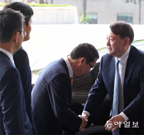 22일 처음 출근하는 윤석열 신임 서울중앙지검장(오른쪽)에게 사법연수원 2년 선배인 서울중앙지검 노승권 1차장이 고개를 숙여 
인사하고 있다. 이 모습을 연수원 1년 선배인 이동열 3차장(왼쪽)과 동기인 이정회 2차장이 지켜보고 있다. 최혁중 기자 
sajinman@donga.com