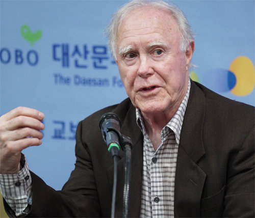 22일 서울국제문학포럼 간담회장에 나선 로버트 하스 교수. 서울국제문학포럼 제공