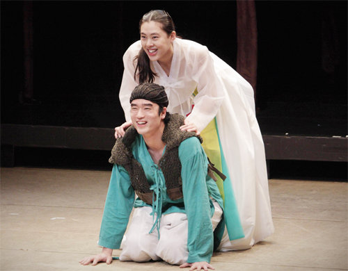 연극 ‘로미오와 줄리엣’에서 한복을 입은 두 주인공이 사랑을 속삭이고 있다. 극단 목화 제공