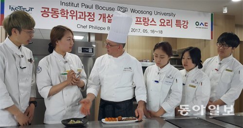 세계 최정상급 조리학교인 프랑스 폴 보퀴즈의 필리프 바크망 교수(왼쪽에서 세 번째)가 16일 우송대에서 외식조리 분야 재학생들에게
 조리기법을 설명하고 있다. 폴 보퀴즈는 프랑스 출신의 유명 셰프의 이름이기도 하다. 대전=이기진 기자  
doyoce@donga.com