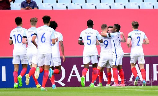 23일 전주월드컵경기장에서 ‘2017 FIFA U-20 월드컵’ 잉글랜드와 기니의 A조 예선 경기가 열렸다. 잉글랜드 루이스 존 쿡이 골을 성공시킨 뒤 동료들과 기쁨을 나누고 있다. 전주 | 김민성 기자 marineboy@donga.com