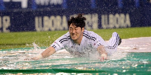 23일 서울 잠실야구장에서 열린 ‘2017 타이어뱅크 KBO 리그’ 두산베어스와 LG트윈스의 경기가 우천으로 취소됐다. LG 양석환이 우천취소 세리머니를 하고 있다. 잠실 | 김종원기자 won@donga.com