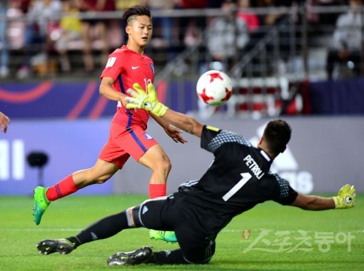 23일 전주월드컵경기장에서 ‘2017 FIFA U-20 월드컵’ 한국과 아르헨티나의 A조 예선 경기가 열렸다. 한국 이승우가 골을 성공시키고 있다. 전주 | 김민성 기자 marineboy@donga.com