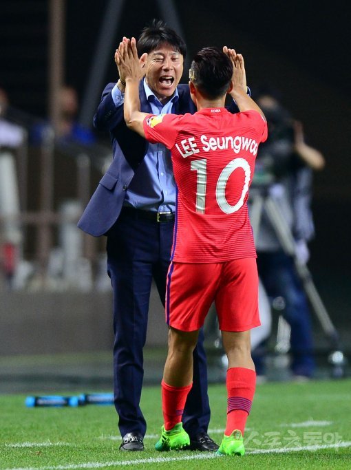 23일 전주월드컵경기장에서 ‘2017 FIFA U-20 월드컵’ 한국과 아르헨티나의 A조 예선 경기가 열렸다. 한국 이승우가 골을 성공시킨 뒤 신태용 감독과 하이파이브를 나누고 있다. 전주 | 김민성 기자 marineboy@donga.com