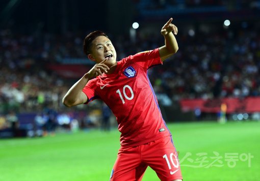 한국 이승우가 23일 전주월드컵경기장에서 펼쳐진 ‘국제축구연맹(FIFA) 20세 이하(U-20) 월드컵 코리아 2017’ 
조별리그 A조 아르헨티나와의 2차전 전반 18분 환상적인 단독돌파에 이은 왼발 슛으로 선제골을 낚은 뒤 톡톡 튀는 개성을 살린 
세리머니를 펼치고 있다. 전주 ｜ 김민성 기자 marineboy@donga.com