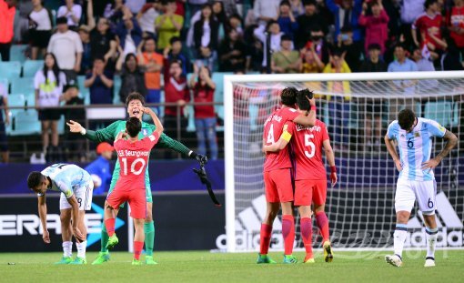 23일 전주월드컵경기장에서 ‘2017 FIFA U-20 월드컵’ 한국과 아르헨티나의 A조 예선 경기가 열렸다. 한국이 아르헨티나에 2-1로 승리한 뒤 선수들이 그라운드에서 기쁨을 나누고 있다. 전주 | 김민성 기자 marineboy@donga.com