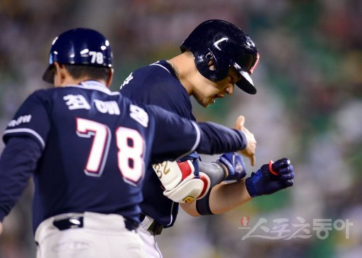 24일 서울 잠실야구장에서 ‘2017 타이어뱅크 KBO 리그’ 두산베어스와 LG트윈스의 경기가 열렸다. 8회초 무사 두산 김재환이 다시 앞서가는 우중월 솔로 홈런을 날리고 그라운드를 돌며 하이파이브 하고 있다. 잠실 | 김종원기자 won@donga.com