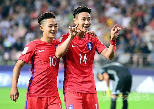 ‘바르샤 듀오’ 이승우-백승호는 U-20 대표팀의 공격을 이끄는 쌍두마차다. 둘은 나란히 조별리그 1·2차전에서 연속골을 터트리며
 2연승과 조기 16강행 확정에 앞장섰다. 백승호(오른쪽)가 23일 전주월드컵경기장에서 벌어진 아르헨티나와의 2차전 때 페널티킥 
추가골을 성공시킨 뒤 1년 후배 이승우와 함께 기쁨의 세리머니를 펼치고 있다.전주 ｜ 김민성 기자 
marineboy@donga.com