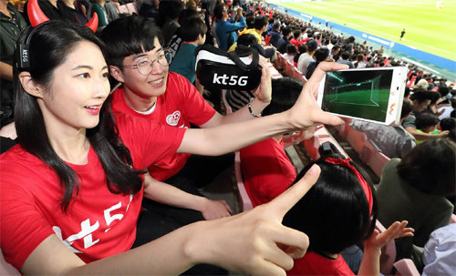 23일 전주월드컵경기장에서 열린 20세 이하 월드컵 한국 대 아르헨티나전 때 관중석에서 KT 모델들이 ‘360도 VR’ 기능을 선보이고 있다. KT 제공