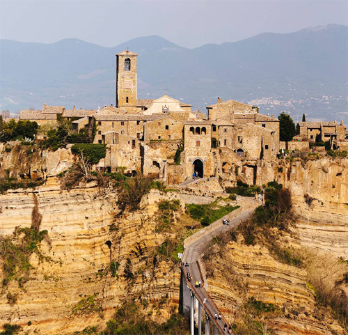 중세시대에 형성된 것으로 알려진 이탈리아의 도시 ‘치비타 디 바뇨레조’는 토르비도 계곡에 둘러싸여 있어 마치 하늘에 떠 있는 듯한 착각을 준다. 에어비앤비 제공