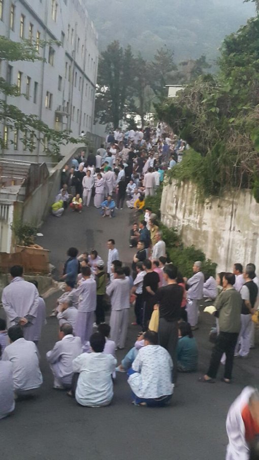 25일 오전 4시경 부산 사상구 대남병원 1층 사무실에서 불이 나 환자 500여 명과 야근을 서던 병원 
직원 10여 명이 병원 밖으로 대피해 상황을 지켜보고 있다. 6층짜리 병원에서 다들 잠에 빠져있던 새벽에 불이 났지만 화재 대응 
메뉴얼을 잘 따라 사상자가 생기지 않았다. 부산지방경찰청 제공