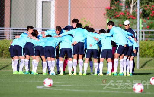 한국 U-20 축구대표팀이 25일 수원 삼성클럽하우스에서 ‘2017 FIFA U-20 월드컵’ 잉글랜드와의 조별 예선 경기를 앞두고 훈련을 가졌다. 한국 U-20 대표팀 선수들이 훈련에 앞서 선전을 다짐하고 있다. 수원 | 김민성 기자 marineboy@donga.com