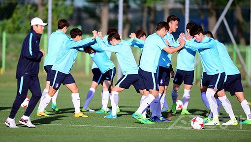 한국 U-20 축구대표팀이 25일 수원 삼성 클럽하우스에서 ‘2017 FIFA U-20 월드컵‘ 잉글랜드와의 조별 예선 경기를 앞두고 훈련을 가졌다. 한국 U-20 대표팀이 훈련을 펼치고 있다. 수원 | 김민성 기자 marineboy@donga.com